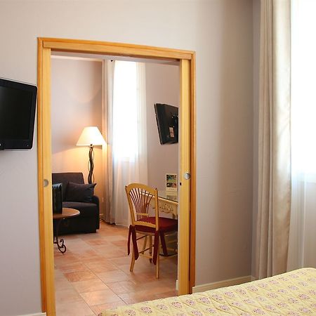 Hotel And Restaurant L Arena Fréjus Esterno foto